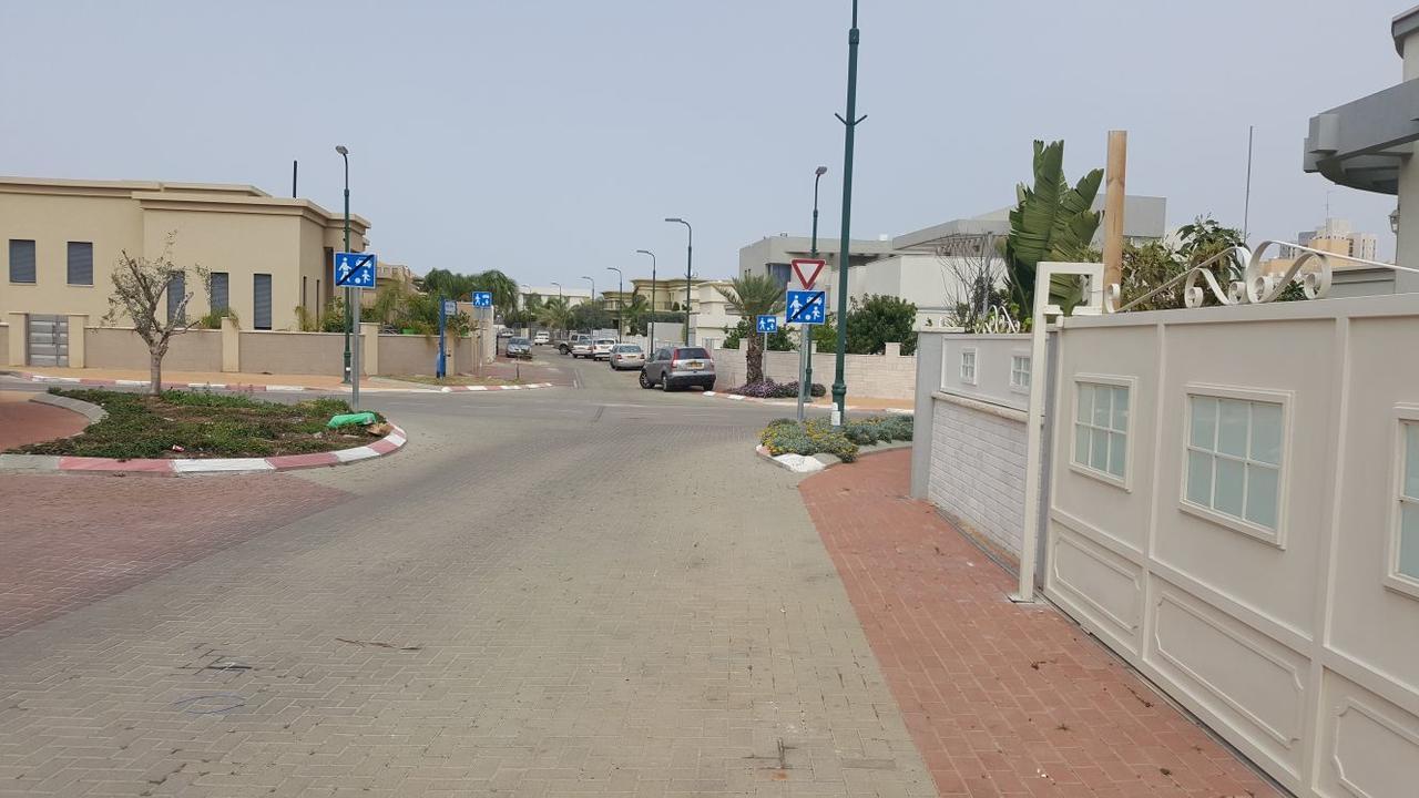 Regina'S Place Or Akiva Bagian luar foto