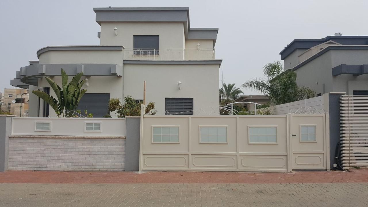 Regina'S Place Or Akiva Bagian luar foto