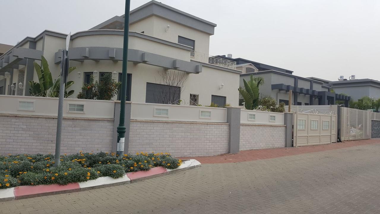 Regina'S Place Or Akiva Bagian luar foto