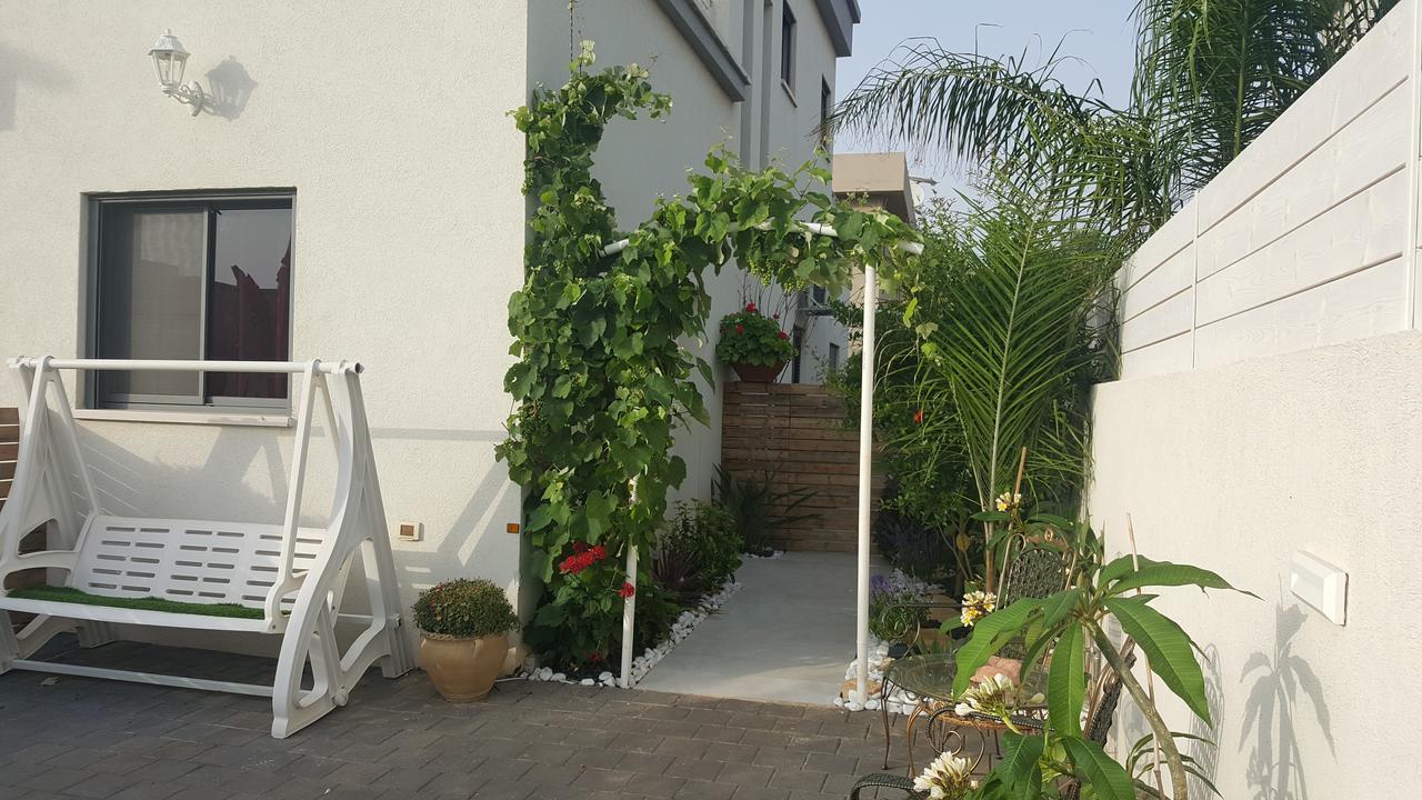 Regina'S Place Or Akiva Bagian luar foto