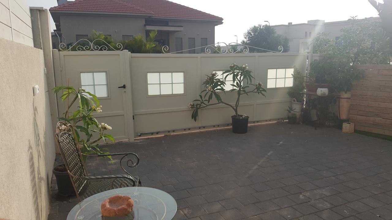 Regina'S Place Or Akiva Bagian luar foto