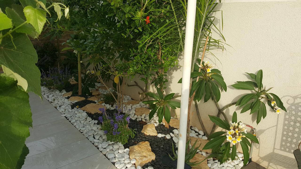 Regina'S Place Or Akiva Bagian luar foto