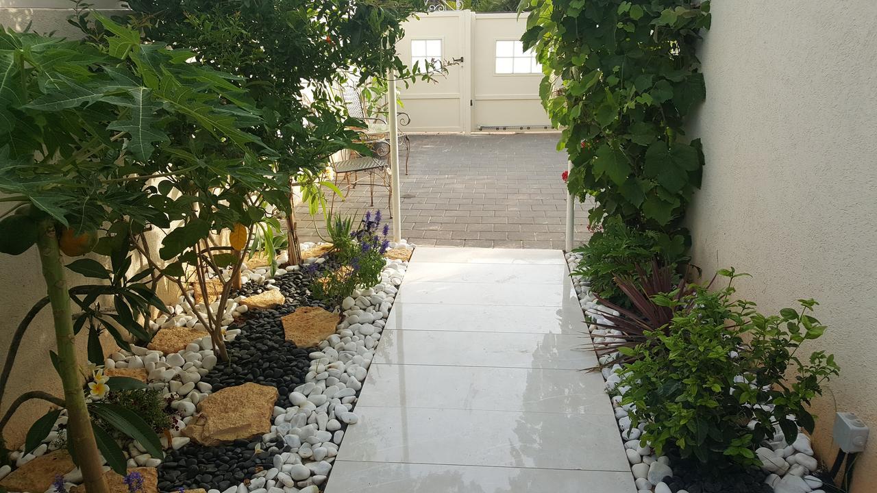 Regina'S Place Or Akiva Bagian luar foto