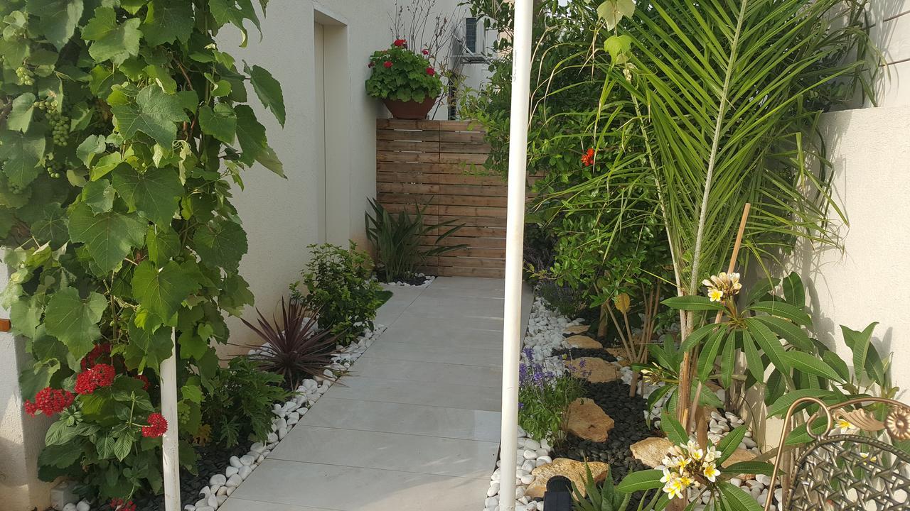 Regina'S Place Or Akiva Bagian luar foto